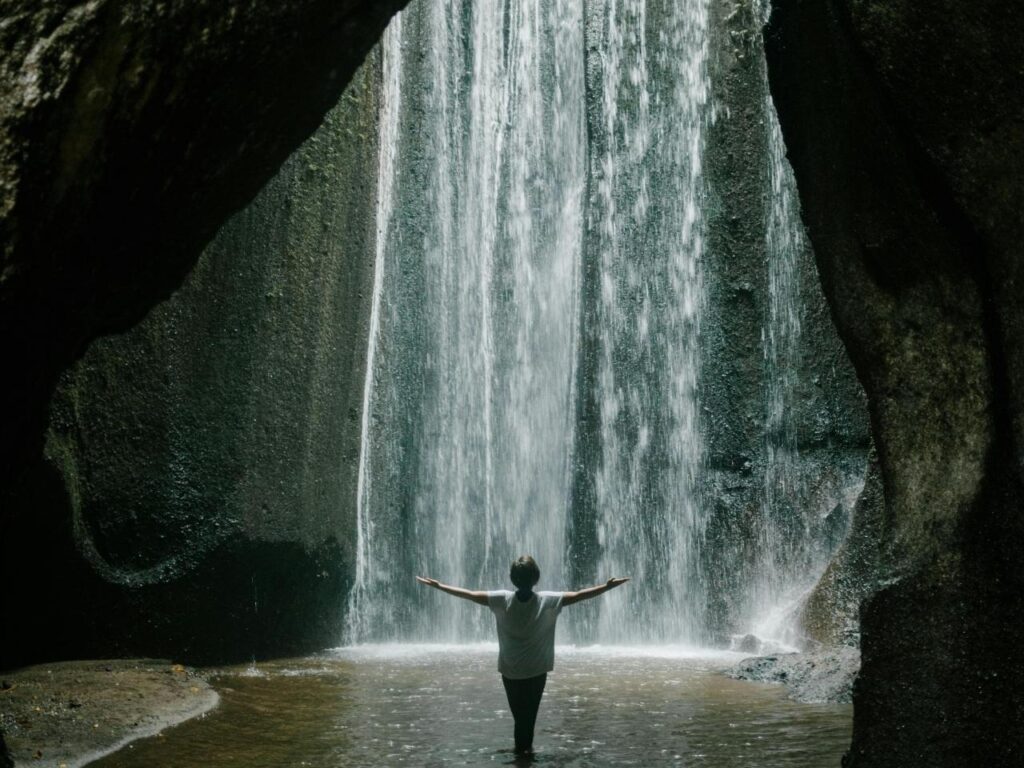 waterfall tour private driver and tourist in tukad cepung waterfall