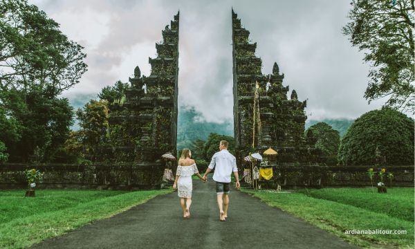 couple honeymoon at handara gate.jpg
