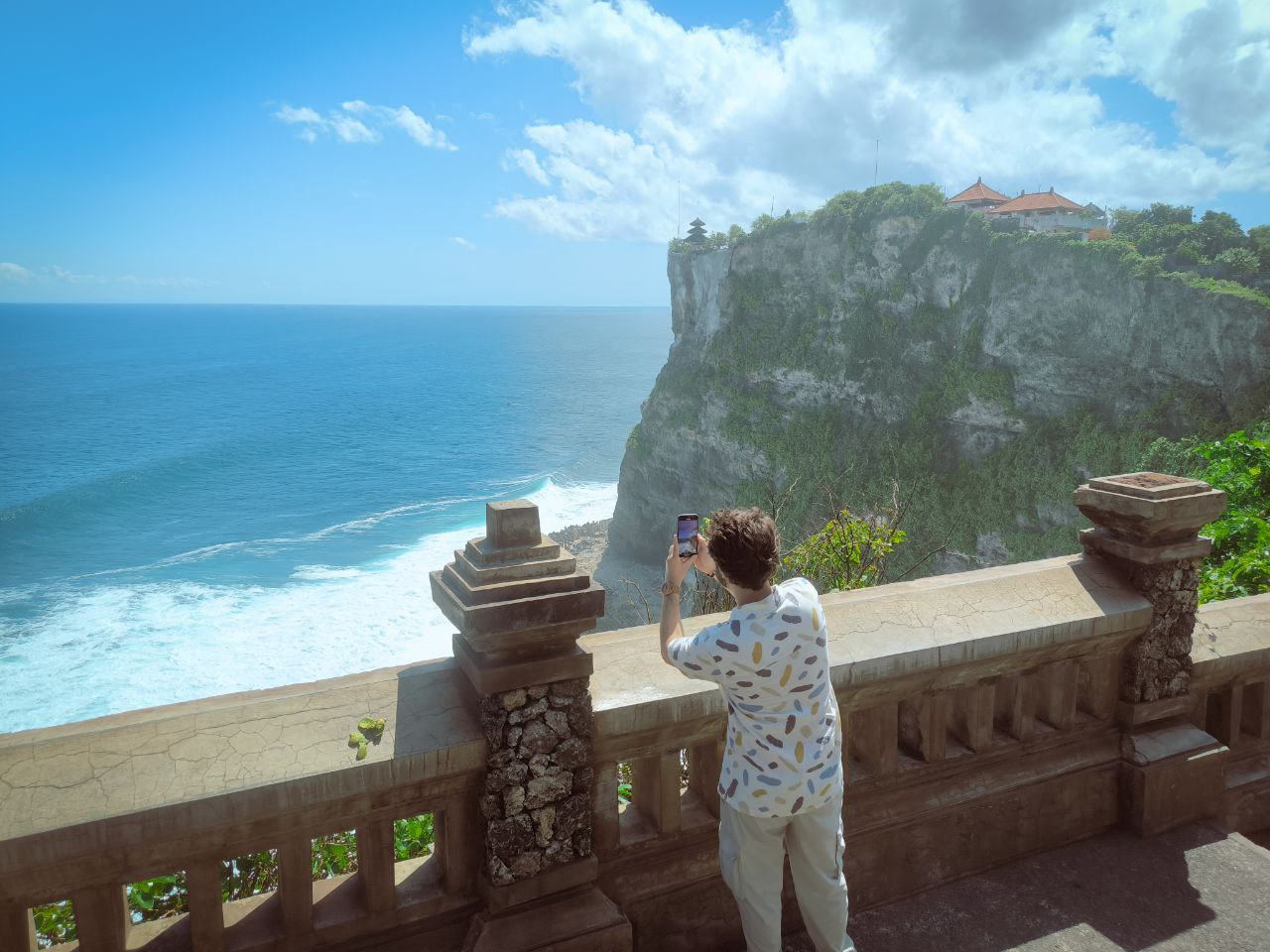 uluwatu private driver at Uluwatu Temple during sunset view