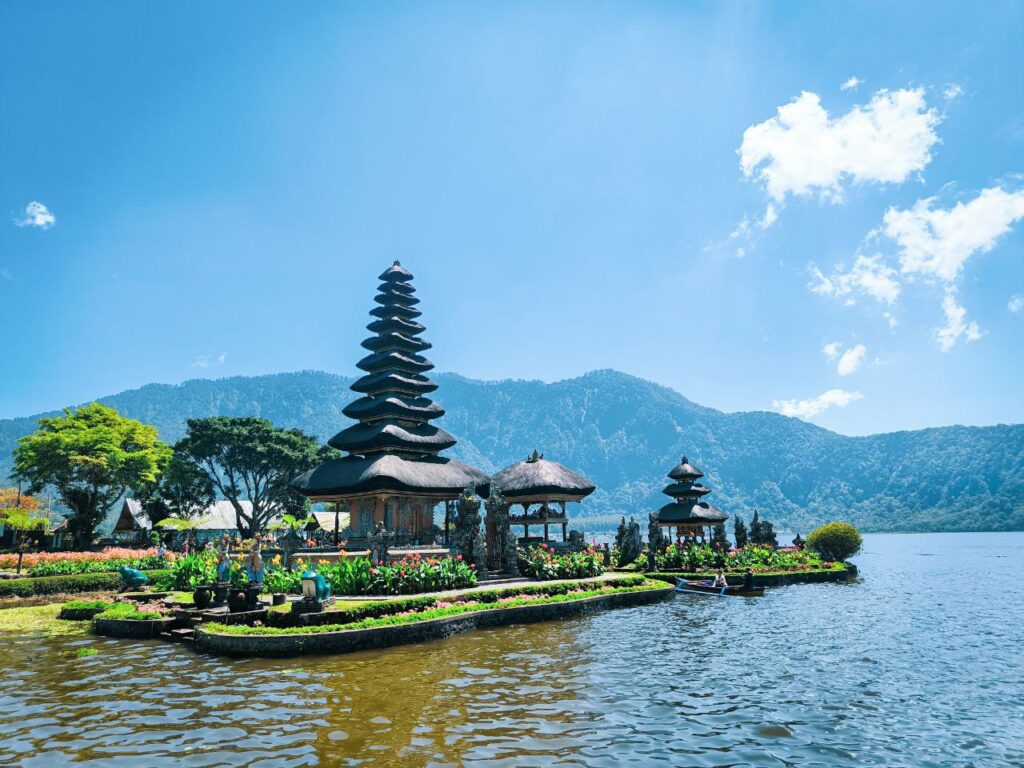 bali itenarary private driver at ulundanu temple