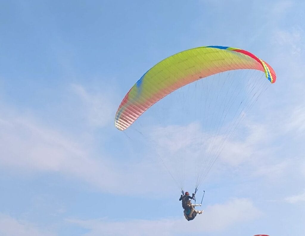 Paragliding Bali Uluwatu over dramatic ocean cliffs