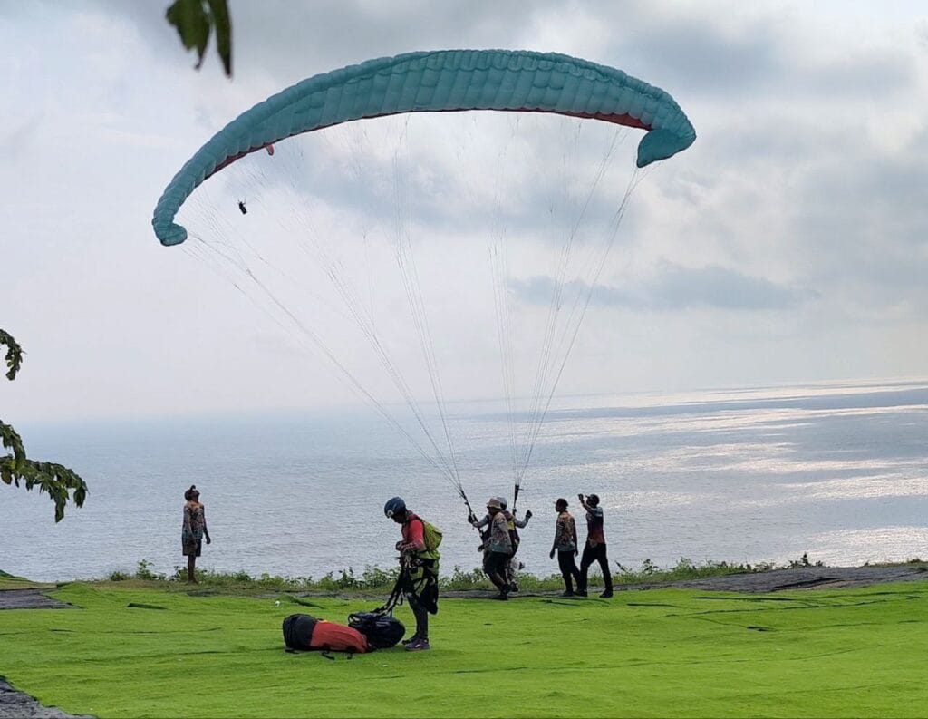 Tandem paragliding Bali Uluwatu with ocean view