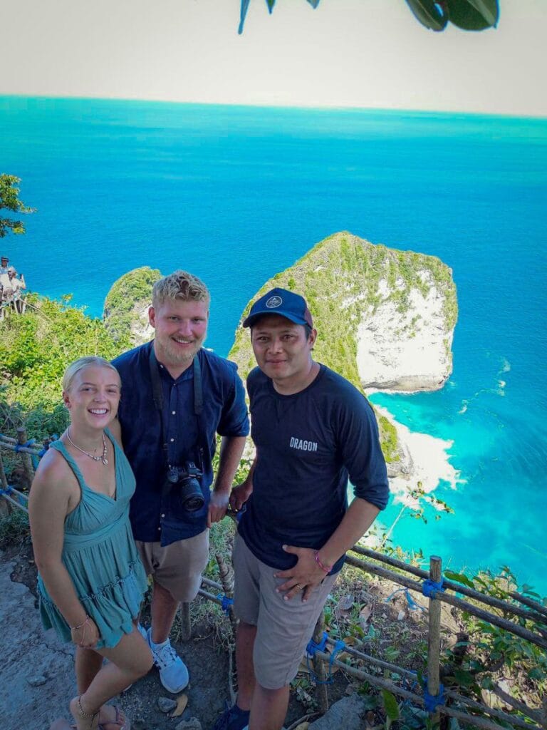 bali private driver with couple guest at kelingking beach