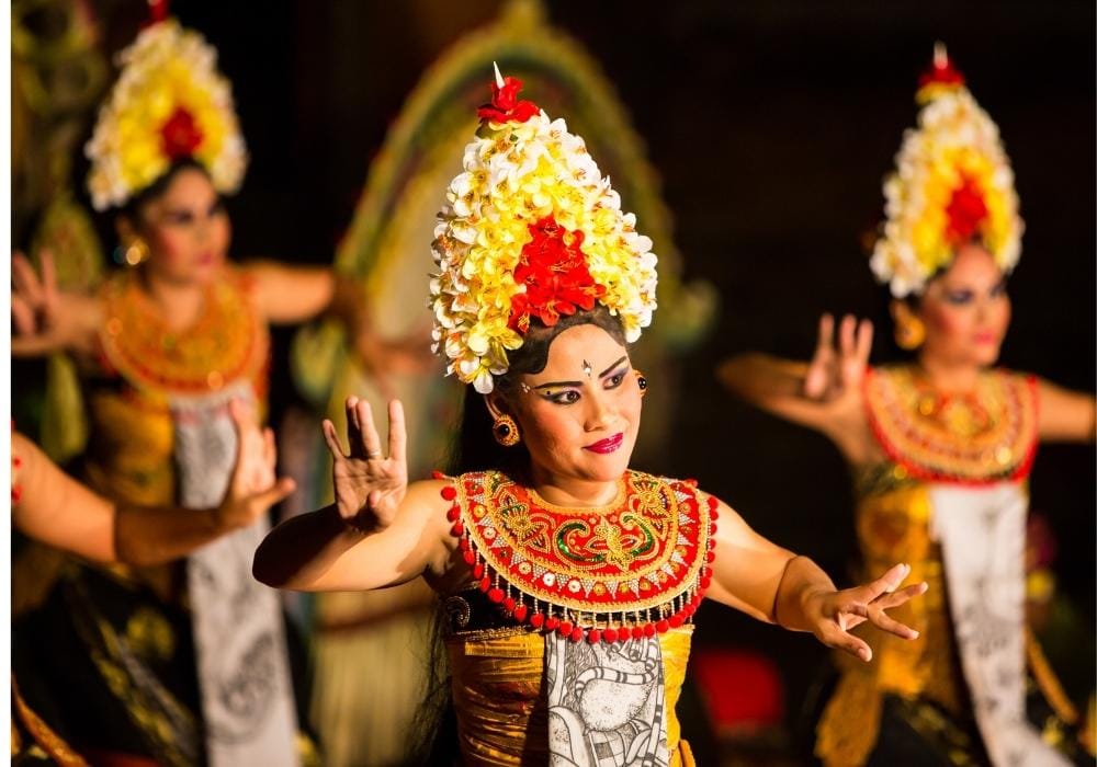 Best cultural experiences in Bali with traditional Balinese dance performance in Ubud
