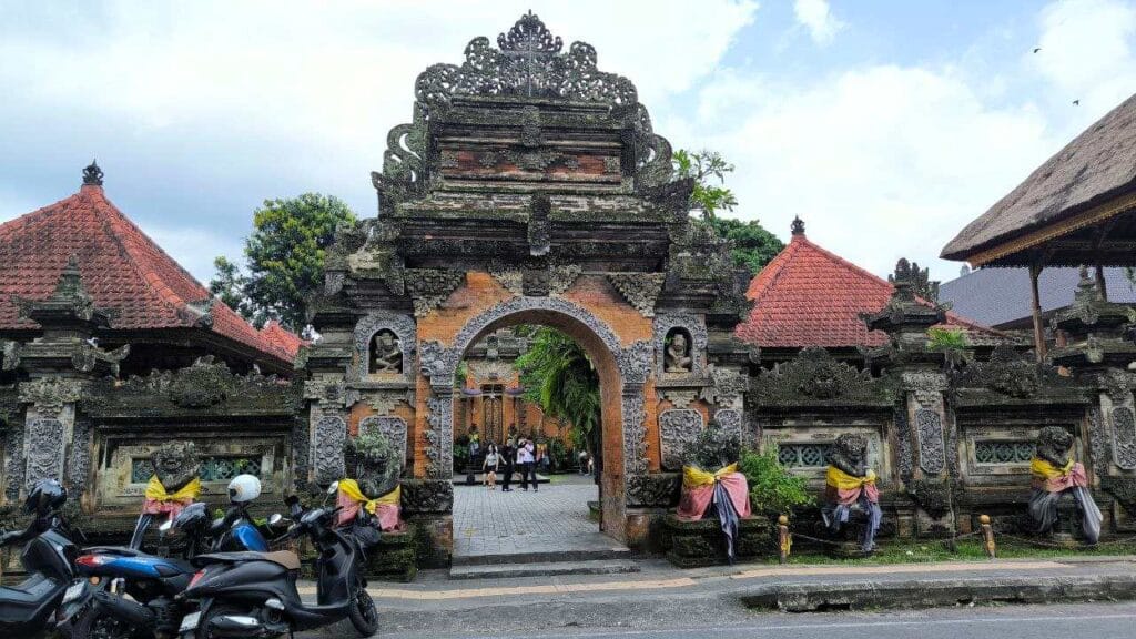 ubud palace and art market itinerary colorful souvenir stalls ubud art market bali