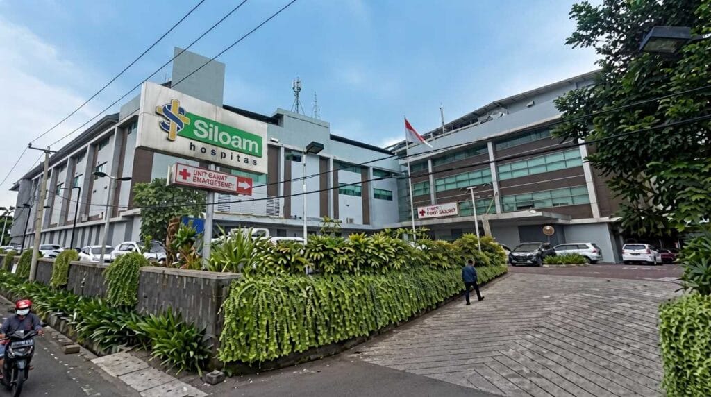 Best Hospital in Bali for Tourists with an international visitor receiving medical care from a doctor